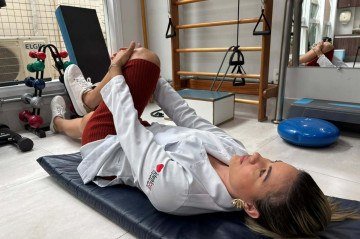 Para alongar seu posterior de coxa, é necessário se deitar em uma superfície reta e puxar uma perna até onde conseguir - (crédito: Deborah de Salles) Para alongar seu posterior de coxa, é necessário se deitar em uma superfície reta e puxar uma perna até onde conseguir - (crédito: Deborah de Salles)