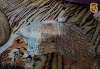 Dinheiro, drogas e celulares foram apreendidos -  (crédito: Divulgação/PCDF) -Dinheiro, drogas e celulares foram apreendidos -  (crédito: Divulgação/PCDF)