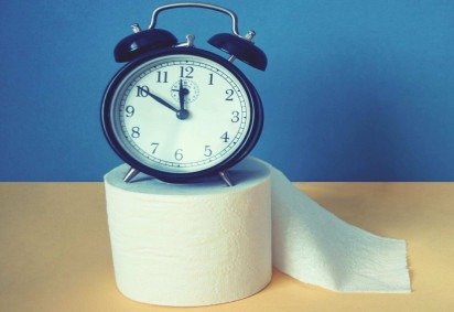 Quando acordar para urinar à noite se torna frequente ou começa a atrapalhar o sono, pode indicar algo além do esperado (Imagem: Alrandir | Shutterstock) -  (crédito: EdiCase) -Quando acordar para urinar à noite se torna frequente ou começa a atrapalhar o sono, pode indicar algo além do esperado (Imagem: Alrandir | Shutterstock) -  (crédito: EdiCase)