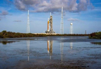 O foguete do Sistema de Lançamento Espacial (SLS) e a espaçonave Orion, da missão Artemis II da NASA, repousam na Plataforma de Lançamento 39B no Centro Espacial Kennedy em Cabo Canaveral, Flórida, em 31 de março de 2026, antes da missão lunar tripulada. -  (crédito: Jim WATSON / AFP)