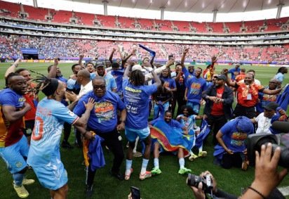 Jogadores e comissão técnica da RD Congo celebram após vencerem a partida e se classificarem para a Copa do Mundo, durante o jogo de volta do playoff final das eliminatórias para a Copa do Mundo FIFA 2026 entre a República Democrática do Congo e a Jamaica, no Estádio Akron, em Zapopan, estado de Jalisco, México, em 31 de março de 2026 -  (crédito: Ulises Ruiz / AFP) -Jogadores e comissão técnica da RD Congo celebram após vencerem a partida e se classificarem para a Copa do Mundo, durante o jogo de volta do playoff final das eliminatórias para a Copa do Mundo FIFA 2026 entre a República Democrática do Congo e a Jamaica, no Estádio Akron, em Zapopan, estado de Jalisco, México, em 31 de março de 2026 -  (crédito: Ulises Ruiz / AFP)