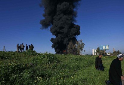 Fumaça sai de um depósito de petróleo na área de Kani Qirzhala, nos arredores de Erbil, capital da região autônoma do Curdistão iraquiano, após um suposto ataque com drone, em 1º de abril de 2026       -  (crédito:  AFP) -Fumaça sai de um depósito de petróleo na área de Kani Qirzhala, nos arredores de Erbil, capital da região autônoma do Curdistão iraquiano, após um suposto ataque com drone, em 1º de abril de 2026       -  (crédito:  AFP)