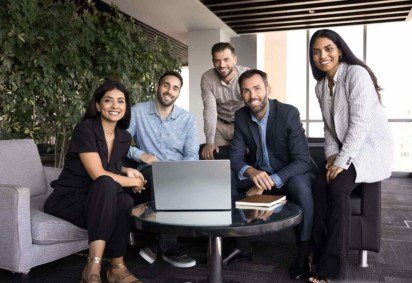 Nem toda verdade corporativa se sustenta na prática e pode esconder mentiras que afetam decisões e bem-estar (Imagem: fizkes | Shutterstock)  -  (crédito: EdiCase) -Nem toda verdade corporativa se sustenta na prática e pode esconder mentiras que afetam decisões e bem-estar (Imagem: fizkes | Shutterstock)  -  (crédito: EdiCase)