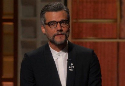 Na cerimônia do Oscar 2026, um broche desenhado pelo designer de joias brasileiro André Lasmar foi usado por Wagner Moura. O item foi inspirado no ramo que a pomba da paz carrega em seu bico e foi feita exclusivamente para o ator. -  (crédito: Reprodução/TNT)