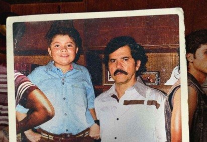 A trama de Dear Killer Nannies acompanha Juan Pablo crescendo com a crença de que seu pai, Pablo Escobar, é um empresário bem-sucedido e respeitado -  (crédito: Observatorio do Cinema) -A trama de Dear Killer Nannies acompanha Juan Pablo crescendo com a crença de que seu pai, Pablo Escobar, é um empresário bem-sucedido e respeitado -  (crédito: Observatorio do Cinema)