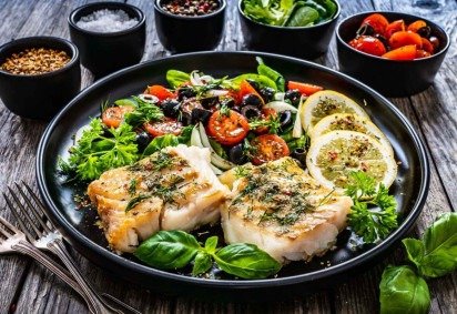 Filé de robalo assado com salada (Imagem: Chatham172 | Shutterstock)  -  (crédito: EdiCase) -Filé de robalo assado com salada (Imagem: Chatham172 | Shutterstock)  -  (crédito: EdiCase)