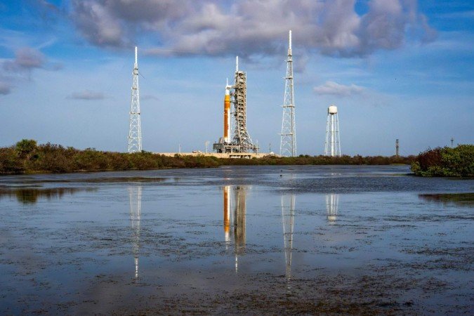 O foguete do Sistema de Lançamento Espacial (SLS) e a espaçonave Orion, da missão Artemis II da NASA, repousam na Plataforma de Lançamento 39B no Centro Espacial Kennedy em Cabo Canaveral, Flórida, em 31 de março de 2026, antes da missão lunar tripulada. - (crédito: Jim WATSON / AFP) O foguete do Sistema de Lançamento Espacial (SLS) e a espaçonave Orion, da missão Artemis II da NASA, repousam na Plataforma de Lançamento 39B no Centro Espacial Kennedy em Cabo Canaveral, Flórida, em 31 de março de 2026, antes da missão lunar tripulada. - (crédito: Jim WATSON / AFP)
