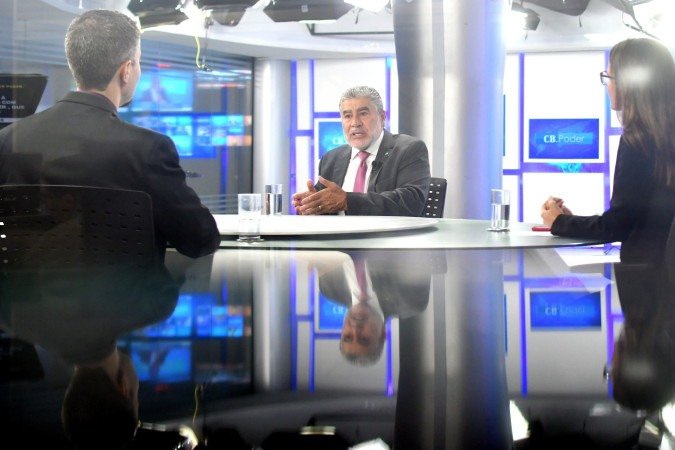 Esmeraldo Malheiros, consultor juridico da Amies, no CB.Poder. Na bancada, os jornalistas Mariana Niederauer e Ronayre Nunes -  (crédito:  Ed Alves/CB/DA Press)