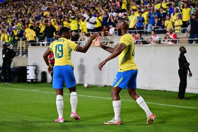 Igor Thiago of Brazil celebrates with teammate Endrick of Brazil after scoring his team's second goal during the international friendly match between Brazil and Croatia at Camping World Stadium on March 31, 2026 in Orlando, Florida.   -  (crédito: Julio Aguilar/AFP)