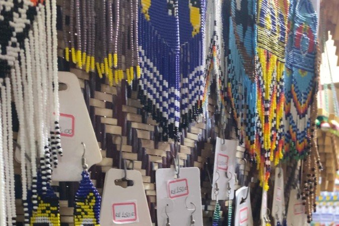 Brincos de missangas e artesanatos regionais vendidos no Mercado Municipal Adolpho Lisboa, Manaus (AM)