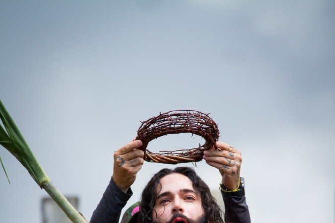 Os atores ensaiaram A Paixão de Cristo durante um ano, no Morro da capelinha. O evento conta com cerca de 1.400 integrantes