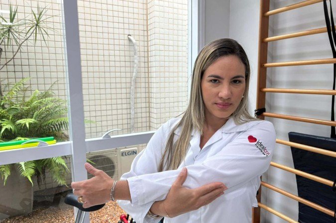 Para alongar bra&ccedil;os e ombos, escolha  um bra&ccedil;o e mova em dire&ccedil;&atilde;o contr&aacute;ria