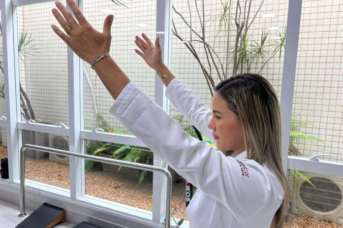 Para a mobilidade de bra&ccedil;os e ombro, um dos exerc&iacute;cios &eacute; estar em p&eacute; ereto e levantar os bra&ccedil;os um pouco mais alto que a altura dos ombros 