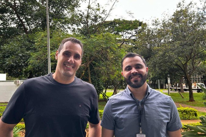 Paulo e Guilherme apreciam o contraste das plantas