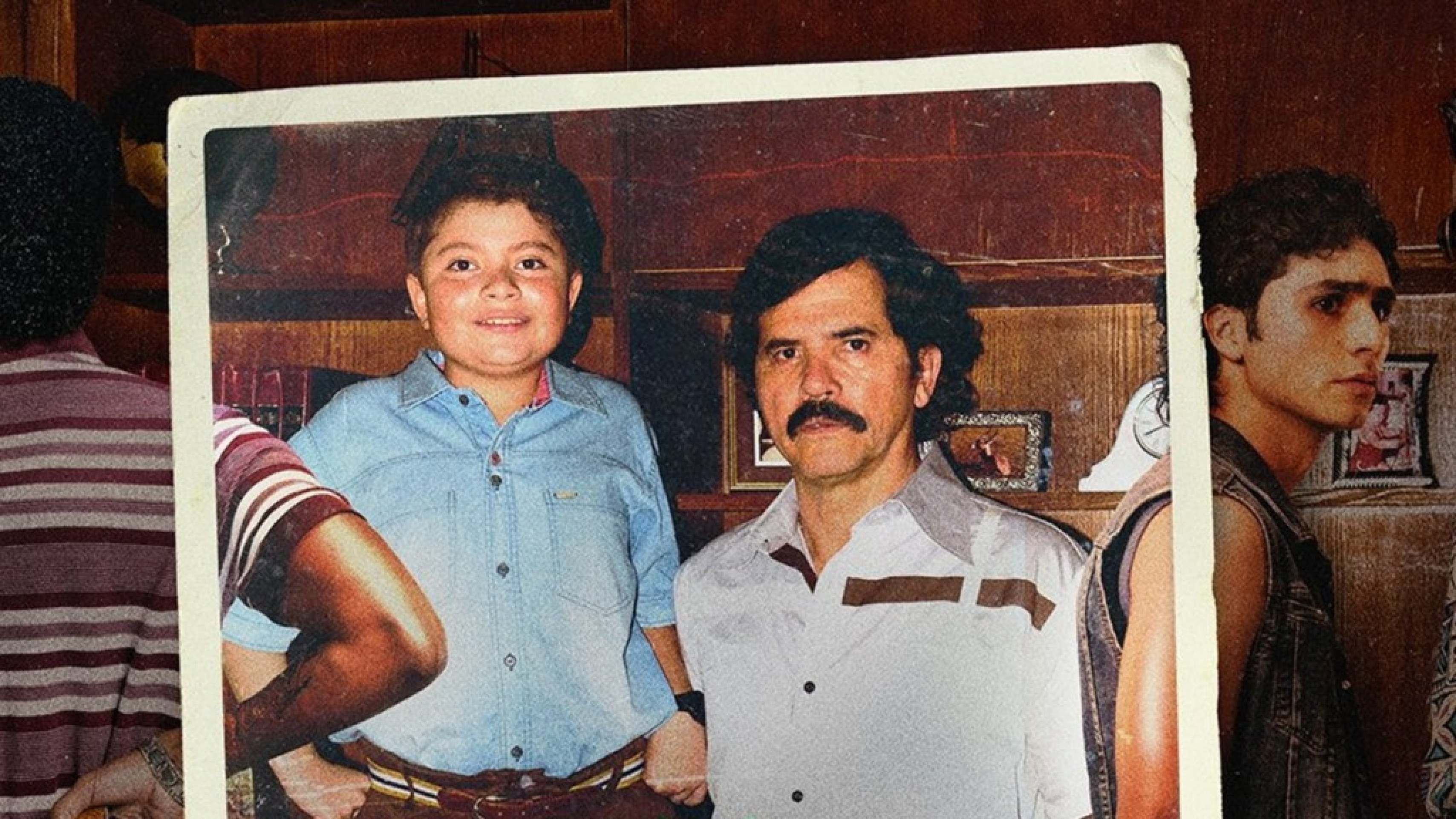 A trama de Dear Killer Nannies acompanha Juan Pablo crescendo com a crença de que seu pai, Pablo Escobar, é um empresário bem-sucedido e respeitado - (crédito: Observatorio do Cinema) A trama de Dear Killer Nannies acompanha Juan Pablo crescendo com a crença de que seu pai, Pablo Escobar, é um empresário bem-sucedido e respeitado - (crédito: Observatorio do Cinema)