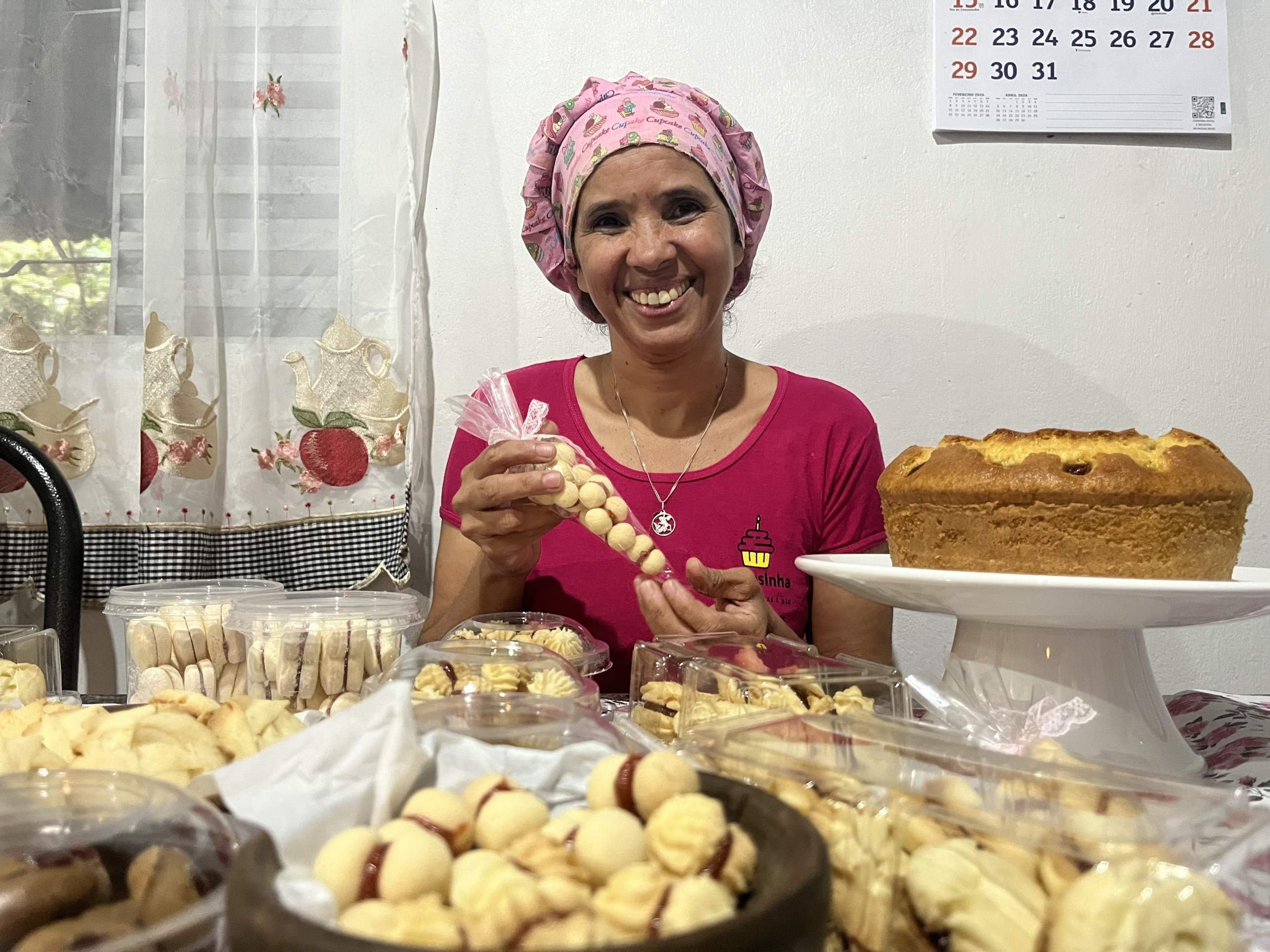 Rosinha prepara tudo sozinha em sua casa simples