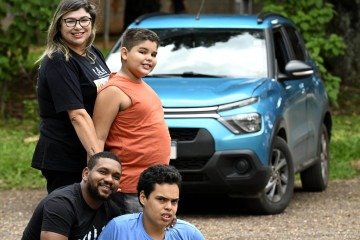 Luiz Carlos Santos e Rosenilda Melo Rocha com os filhos Luiz Miguel e Luiz Felipe, que é autista -  (crédito: Carlos Vieira/CB/D.A Press)