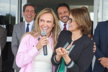 Celina Le&atilde;o e Damares Alves, durante a cerim&ocirc;nia de entrega de novos equipamentos para a PM do Distrito Federal -  (crédito: Joel Rodrigues/Ag&ecirc;ncia Bras&iacute;lia)