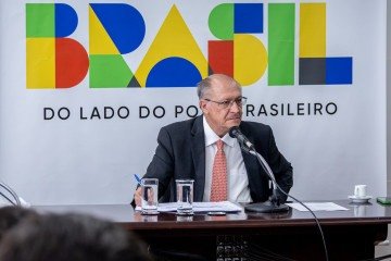 Embora a confirmação do nome de Alckmin só tenha sido divulgada na reunião interministerial, o vice-presidente relatou que a definição de seu nome ao lado de Lula ocorreu após o presidente lhe perguntar se gostaria de continuar no cargo -  (crédito: Júlio César Silva/MDIC) -Embora a confirmação do nome de Alckmin só tenha sido divulgada na reunião interministerial, o vice-presidente relatou que a definição de seu nome ao lado de Lula ocorreu após o presidente lhe perguntar se gostaria de continuar no cargo -  (crédito: Júlio César Silva/MDIC)