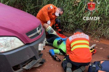 O ciclista foi atropelado pelo veículo -  (crédito: Corpo de Bombeiros do Distrito Federal/Divulgação)