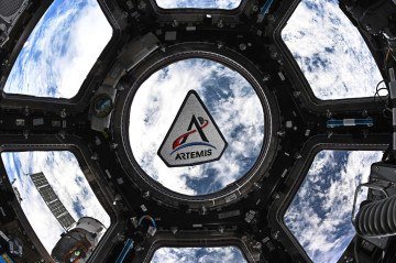 Foto do dia: a astronauta Jessica Meir, da Nasa, compartilhou um emblema do programa Artemis flutuando na cúpula da Estação Espacial Internacional -  (crédito: Jessica Meir/Nasa)