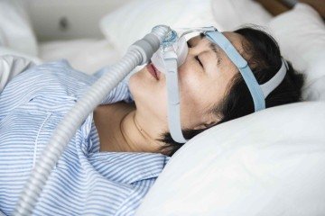 O tratamento inclui perda de peso, uso de aparelhos orais, cirurgia ou o CPAP, que mantém as vias respiratórias abertas. O diagnóstico médico é essencial para evitar complicações e melhorar o sono. -  (crédito: Freepik)