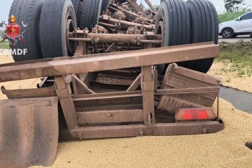 Mercedes-Benz carregada com soja capotou na &aacute;rea verde fora da pista -  (crédito: Divulga&ccedil;&atilde;o/CBMDF)