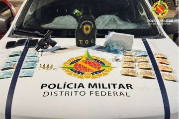 A PM encontrou uma pistola Taurus calibre .380 carregada, dois carregadores e uma peça de cocaína e uma grande quantidade de dinheiro -  (crédito: Divulgação/PMDF)