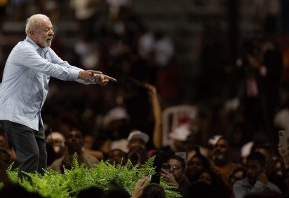 PT vai usar inserção na TV para atacar Flávio Bolsonaro em estreia de nova estratégia de Lula -  (crédito: BBC Geral) -PT vai usar inserção na TV para atacar Flávio Bolsonaro em estreia de nova estratégia de Lula -  (crédito: BBC Geral)