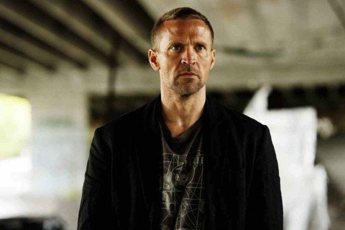 O ator norueguês Tobias Santelmann interpreta o detetive Harry Hole, rebelde e fã dos Ramones, na série com trilha sonora assinada por Nick Cave

 -  (crédito: Einar Aslaksen/Netflix)