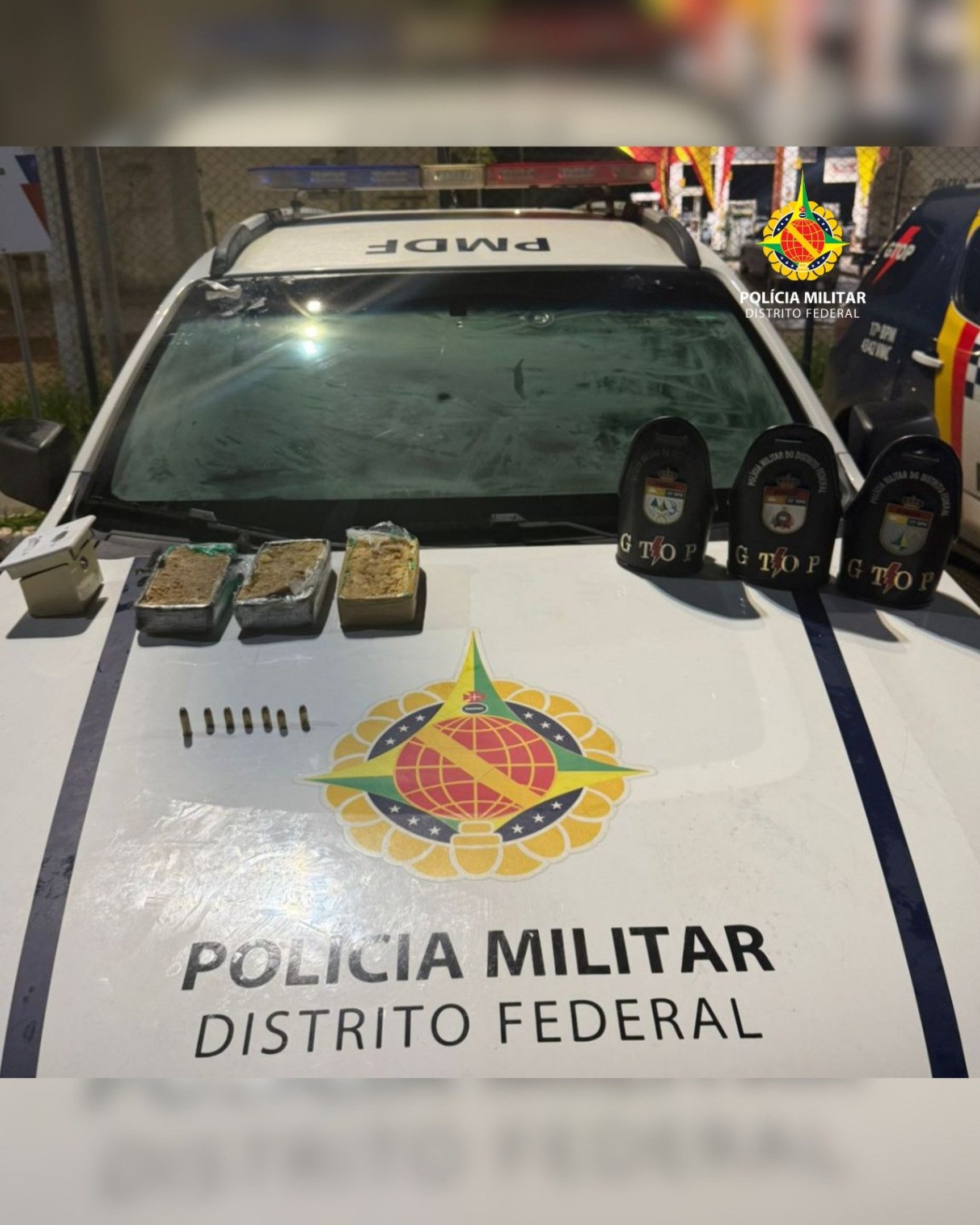 Durante a a&ccedil;&atilde;o em Arniqueira foram apreendidos tr&ecirc;s tijolos de crack, al&eacute;m de muni&ccedil;&otilde;es de diferentes calibres, sendo seis de .380, duas de 9mm e uma de .38.