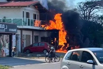 Avião teria batido em um poste junto à cabeceira da pista. Perdeu o controle e desabou sobre os imóveis -  (crédito:  Corpo de Bombeiros do RS)