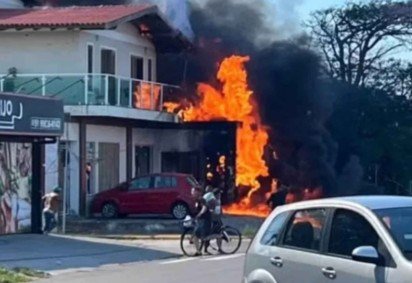 Avião teria batido em um poste junto à cabeceira da pista. Perdeu o controle e desabou sobre os imóveis -  (crédito:  Corpo de Bombeiros do RS) -Avião teria batido em um poste junto à cabeceira da pista. Perdeu o controle e desabou sobre os imóveis -  (crédito:  Corpo de Bombeiros do RS)