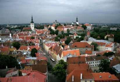 Tallinn, capital da Estônia, combina modernidade com um centro histórico medieval preservado. Suas muralhas, torres e ruas de paralelepípedos atraem turistas o ano inteiro. -  (crédito:  Steve Jurvetson  wikimedia commons) -Tallinn, capital da Estônia, combina modernidade com um centro histórico medieval preservado. Suas muralhas, torres e ruas de paralelepípedos atraem turistas o ano inteiro. -  (crédito:  Steve Jurvetson  wikimedia commons)