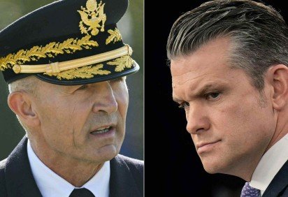 Randy George (esquerda) foi dispensado pelo secretário de Guerra, Pete Hegseth (direita) -  (crédito:  AFP) -Randy George (esquerda) foi dispensado pelo secretário de Guerra, Pete Hegseth (direita) -  (crédito:  AFP)
