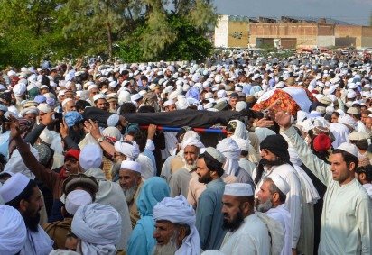 Pessoas em luto carregam os caixões das vítimas antes das orações fúnebres após um atentado suicida com carro-bomba em Bannu       -  (crédito:  AFP) -Pessoas em luto carregam os caixões das vítimas antes das orações fúnebres após um atentado suicida com carro-bomba em Bannu       -  (crédito:  AFP)
