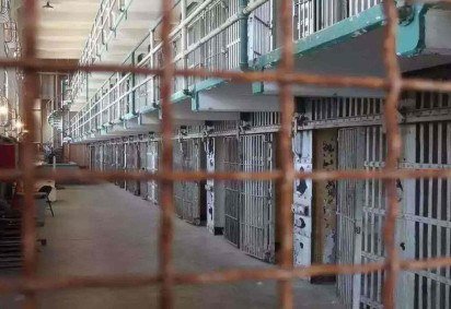 Corpo estava em parte na entrada da cela, parte no interior       -  (crédito:  Pixabay/Divulgação)