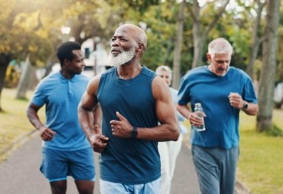 Praticar exercícios e manter uma alimentação equilibrada é uma das melhores formas de cuidar da saúde e  prevenir doenças  (Imagem: PeopleImages | Shutterstock) -  (crédito: EdiCase) -Praticar exercícios e manter uma alimentação equilibrada é uma das melhores formas de cuidar da saúde e  prevenir doenças  (Imagem: PeopleImages | Shutterstock) -  (crédito: EdiCase)