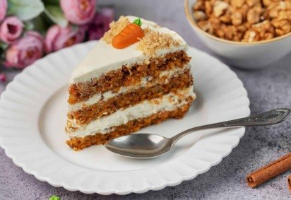 Bolo de cenoura com cream cheese (Imagem: Olena Rudo | Shutterstock) -  (crédito: EdiCase) -Bolo de cenoura com cream cheese (Imagem: Olena Rudo | Shutterstock) -  (crédito: EdiCase)