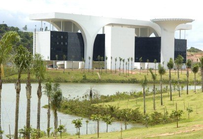Servidores da Secretaria da Fazenda enfrentam incerteza sobre remuneração após travamento de projeto na Assembleia. Na foto, fachada de prédio na Cidade Administrativa. 
       -  (crédito: Euler Junior/EM/D.A Press)
