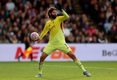Alisson se recupera de um desconforto muscular na coxa direita -  (crédito: Foto: Tom Dulat/Getty Images) -Alisson se recupera de um desconforto muscular na coxa direita -  (crédito: Foto: Tom Dulat/Getty Images)