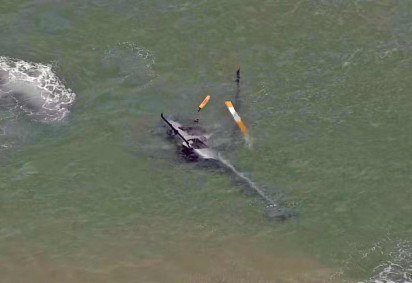 Helicóptero cai e afunda na Praia da Barra, no Rio -  (crédito: Reprodução/TV Globo ) -Helicóptero cai e afunda na Praia da Barra, no Rio -  (crédito: Reprodução/TV Globo )