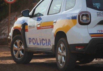 Uma equipe da Polícia Militar encontrou o corpo do jovem caído na Avenida dos Esportes, no Noroeste de BH -  (crédito: Juarez Rodrigues/EM/D.A Press)