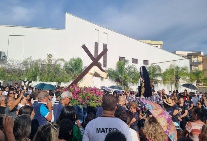 A Procissão do Encontro reuniu centenas de fiéis em Montes Claros. 'Encontro' ocorreu na Praça Flamaryon -  (crédito: Luiz Ribeiro/EM/D.A Press)