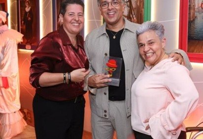 A atriz e humorista Cláudia Rodrigues participou na última semana de março da edição do Prêmio do Humor, realizada no Rio de Janeiro. Ela chegou acompanhada da empresária e namorada Adriane Bonato e foi recepcionada pelo apresentador e diretor geral do evento Fábio Porchat. -  (crédito: Divulgação/Site Oficial Prêmio do Humor
) -A atriz e humorista Cláudia Rodrigues participou na última semana de março da edição do Prêmio do Humor, realizada no Rio de Janeiro. Ela chegou acompanhada da empresária e namorada Adriane Bonato e foi recepcionada pelo apresentador e diretor geral do evento Fábio Porchat. -  (crédito: Divulgação/Site Oficial Prêmio do Humor
)