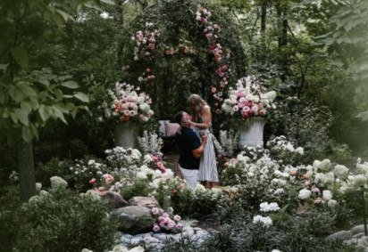 Um dos casais mais famosos da atualidade, Taylor Swift e Travis Kelce estão organizando o casamento marcado para 13 de junho, mas ainda não enviaram convites formais aos convidados. -  (crédito:  Reprodução Instagram) -Um dos casais mais famosos da atualidade, Taylor Swift e Travis Kelce estão organizando o casamento marcado para 13 de junho, mas ainda não enviaram convites formais aos convidados. -  (crédito:  Reprodução Instagram)