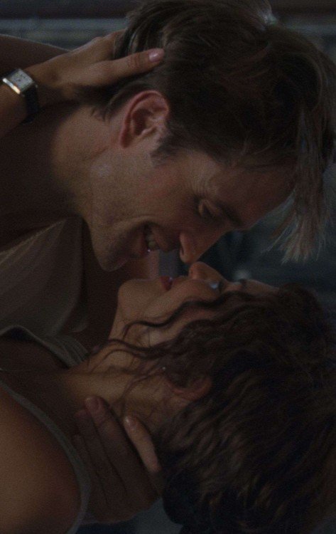 O drama reveste de tensão os preparativos do casamento entre Emma (Zendaya) e Charlie (Robert Pattinson)  -  (crédito: Diamond Films/Divulgação)