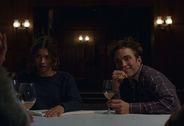 Filme. O Drama conta a hist&oacute;ria de Emma (Zendaya) e Charlie (Pattinson), um casal que est&aacute; prestes a se casar quando um segredo impactante do passado da noiva vem &agrave; tona. A partir de ent&atilde;o, a din&acirc;mica da rela&ccedil;&atilde;o entre eles &eacute; colocada em risco quando se torna dif&iacute;cil para o noivo lidar com a nova informa&ccedil;&atilde;o sobre sua amada.  