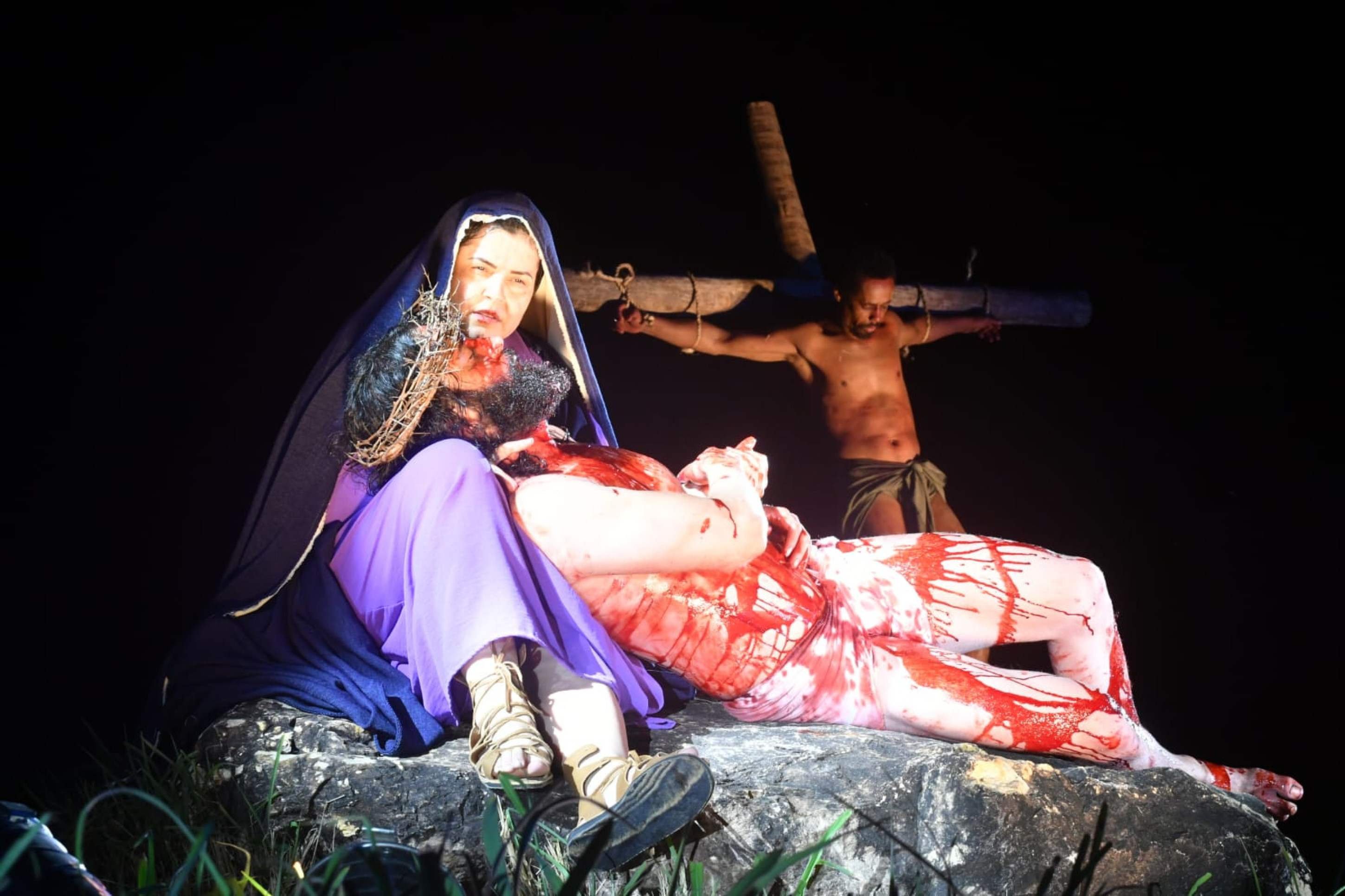 Via-Sacra reúne 100 mil fieis em espetáculo de devoção a céu aberto