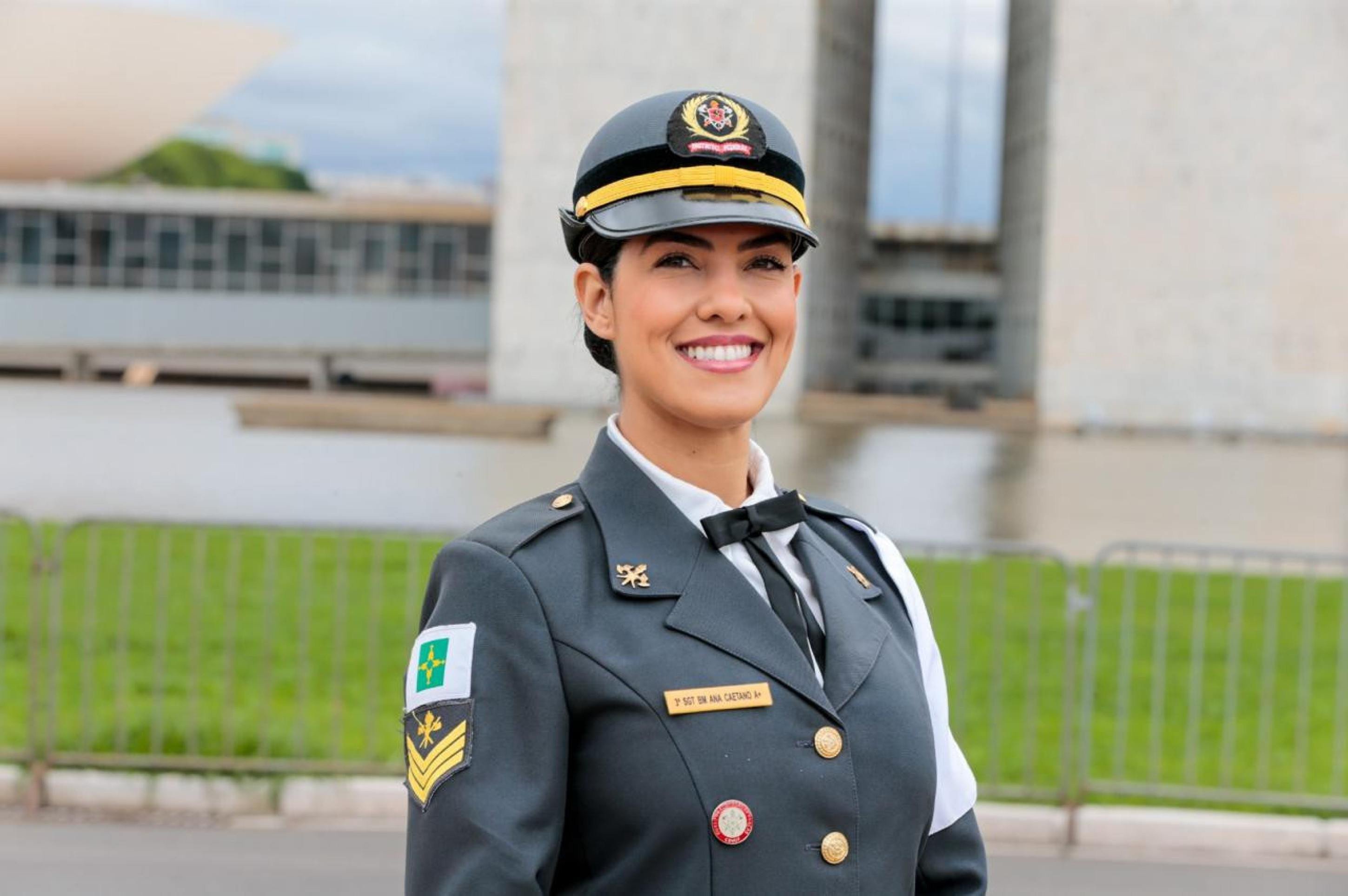 "Eu quero poder saber que, se eu precisar de atendimento m&eacute;dico, vou encontrar um sistema que funcione. Quero ter a tranquilidade de que minha filha vai crescer com acesso a uma educa&ccedil;&atilde;o de qualidade e em um ambiente seguro. Tamb&eacute;m considero essencial a transpar&ecirc;ncia. Como cidad&atilde;, quero entender para onde est&aacute; indo o dinheiro p&uacute;blico e ver resultados concretos."   Ana Clara Caetano, 34 anos, bombeira, moradora da Octogonal